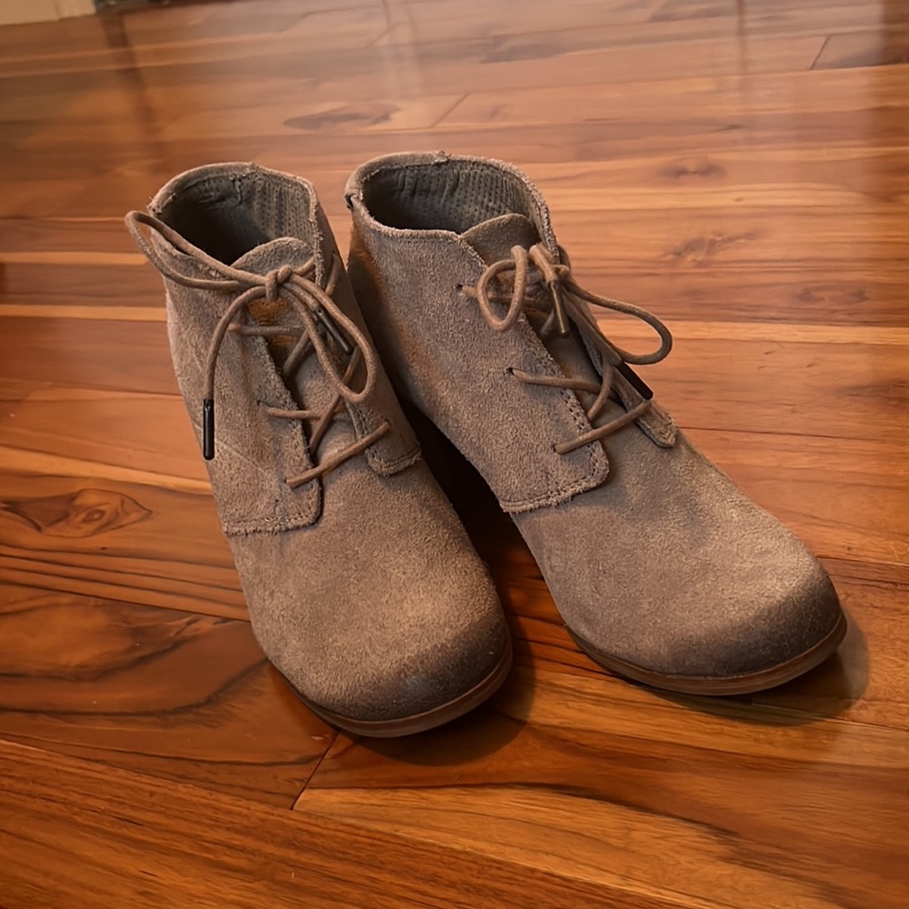 Tom’s faux suede tie-up booties